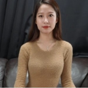 诱人展示的小脚包臀裙和棉袜