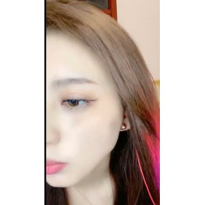 为网络上的一匹黑马，引领着直播卖货的新风潮。她的40个精剪视频，总时长达951分钟，每一次的表演都是一场视听盛宴。想要感受主播的魅力和极骚眼镜御姐风范？赶紧点击观看！