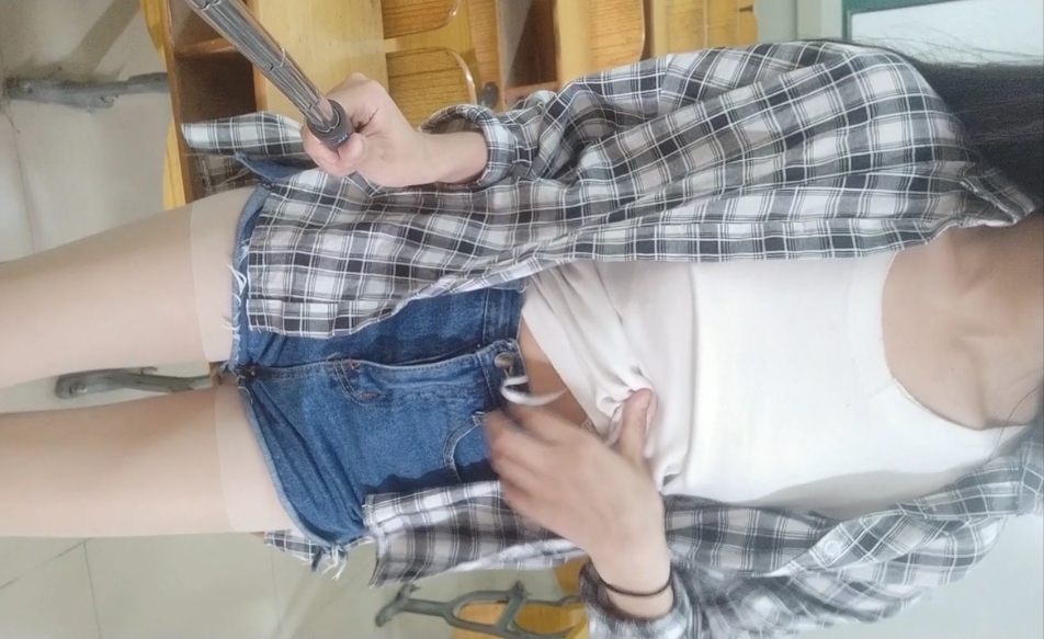 转载搬运百度盘休闲牛仔短裤透明肉丝美腿学生妹最新合集1V446M，学校大教室有尺度自拍，揉揉抠动也不怕被同学撞见