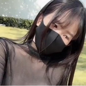 粉色情人扣扣传媒双马尾妹子温泉花园打粑粑最新合集2V986M，戴口罩的朦胧美