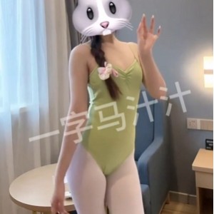 汁汁艺校舞蹈生户外私拍1V300M一字马惊艳四座
